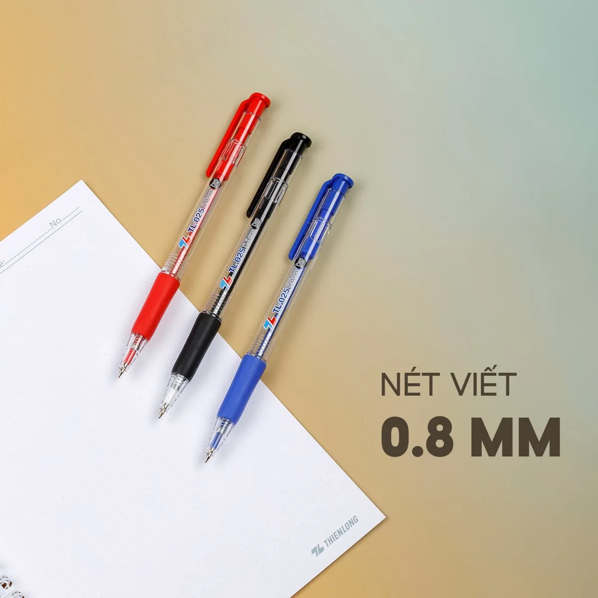 Bộ ba bút bi thiên long tl-025 với ba màu mực xanh, đỏ, đen có nét viết 0.8 mm đặt trên sổ tay.