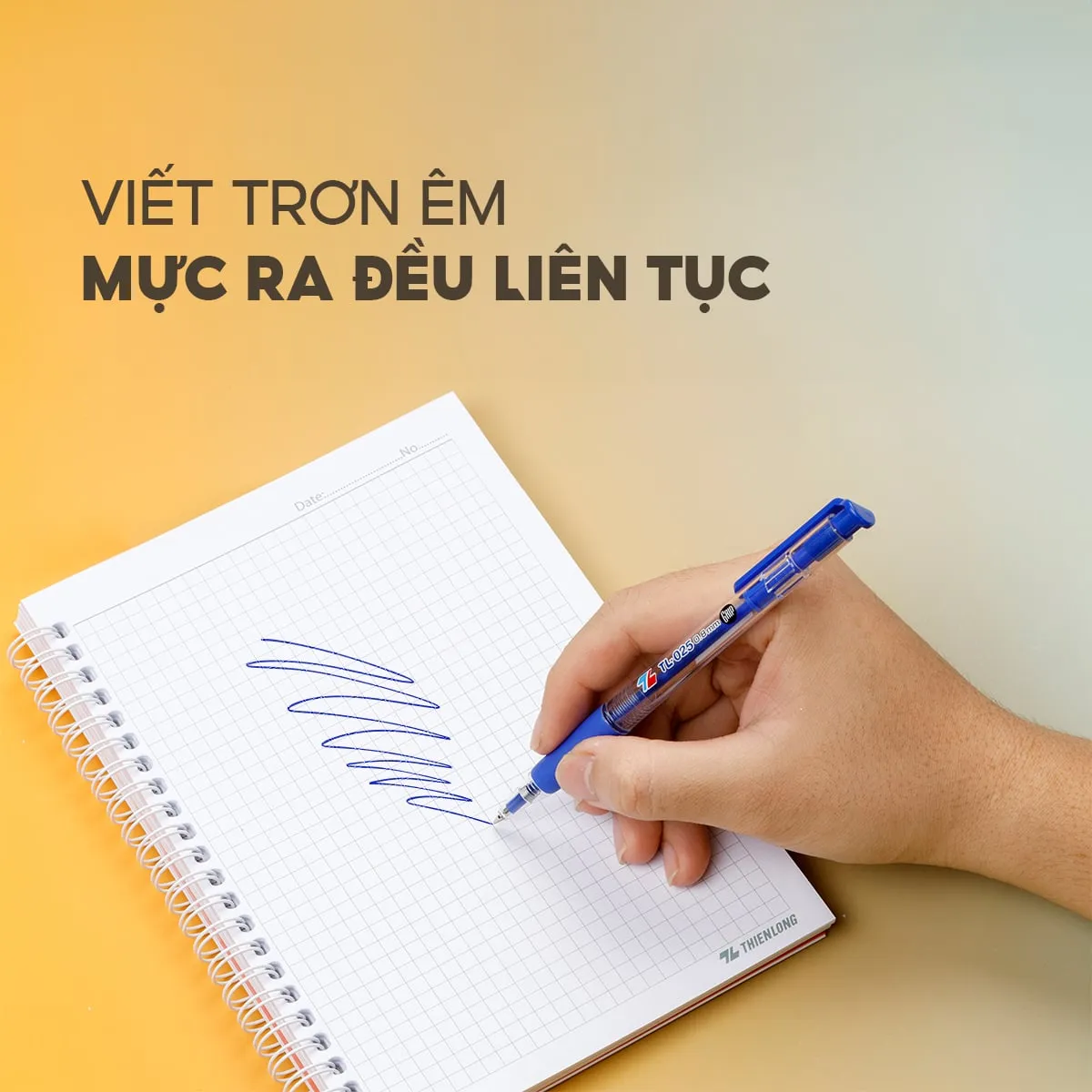 Bàn tay đang sử dụng bút bi thiên long tl-025 để viết những nét mực xanh đều màu trên cuốn sổ ghi chép.