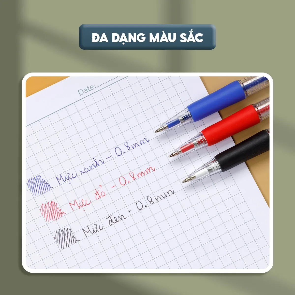 Các loại bút bi Thiên Long TL-025 với ba màu mực xanh, đỏ, đen nét 0.8mm trên nền giấy ô ly.