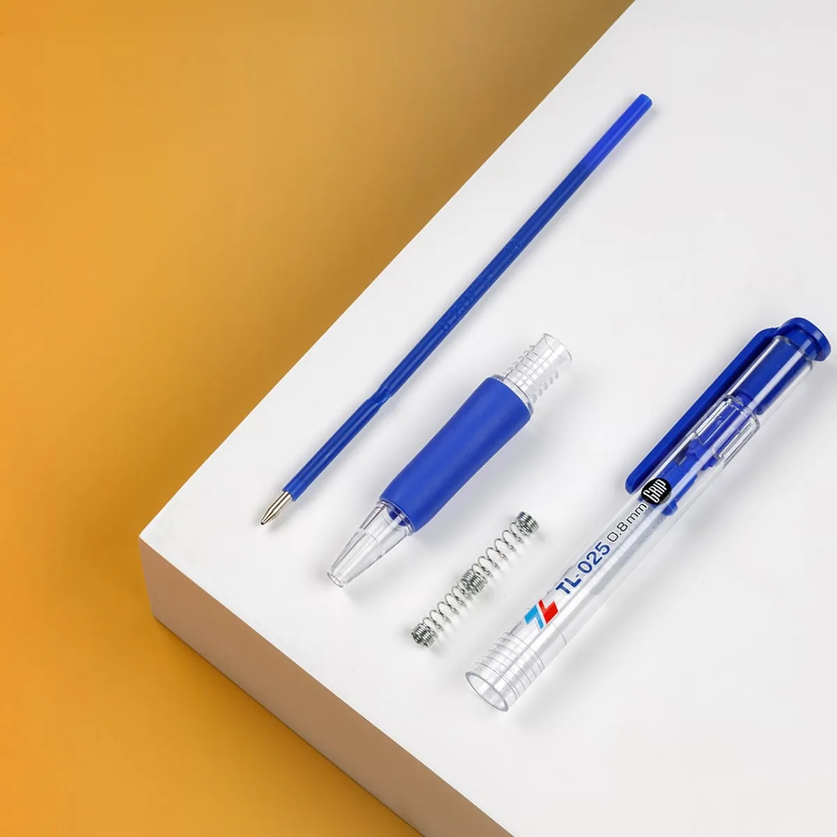 Các bộ phận rời của bút bi thiên long tl-025 gồm ruột bút, phần đệm tay, lò xo và vỏ ngoài