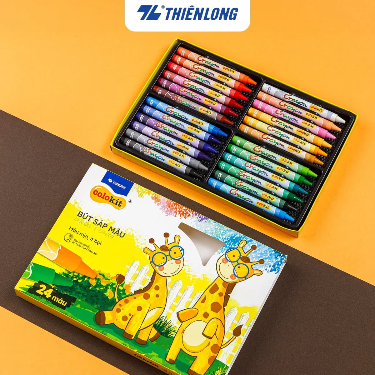 Sáp 24 màu colokit cr-c09 đặt trong hộp nhựa cùng vỏ hộp bên ngoài có hình hai chú hươu cao cổ xinh xắn.