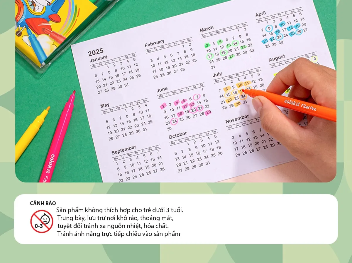 Bàn tay sử dụng bút lông màu Colokit FP-01 để đánh dấu ngày trên cuốn lịch năm 2025 trên nền xanh lá.