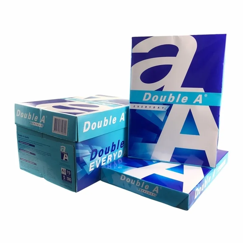 Các thùng và tập giấy Double A A4 70gsm chất lượng cao được xếp chồng lên nhau trên nền trắng