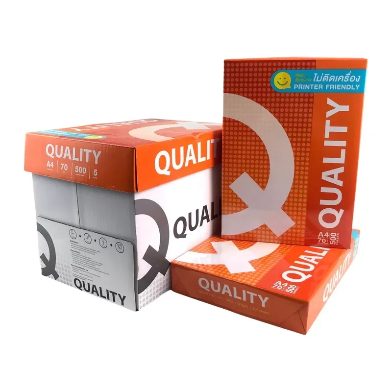 Các xấp và thùng giấy a4 quality 70 thương hiệu Quality được sắp xếp trên nền trắng.