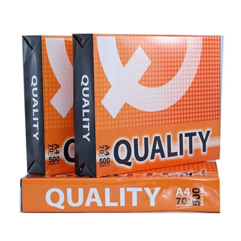 giấy a4 quality 70 gói 500 tờ với vỏ bao bì màu cam đặc trưng xếp chồng lên nhau.