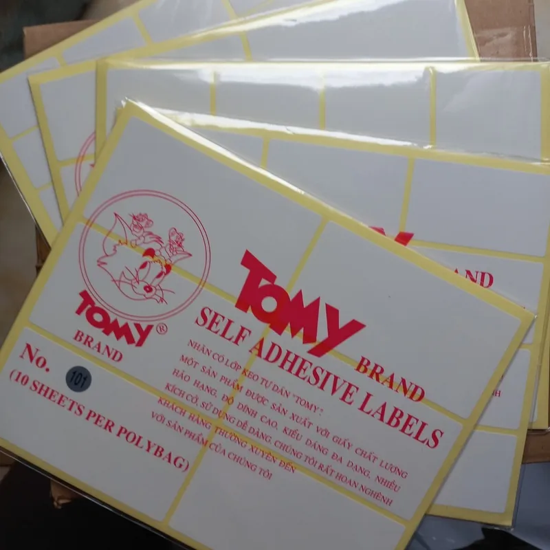 Xấp giấy đề can Tomy nhãn trắng tự dính dùng để dán nhãn, đóng gói cẩn thận trong túi nilon.
