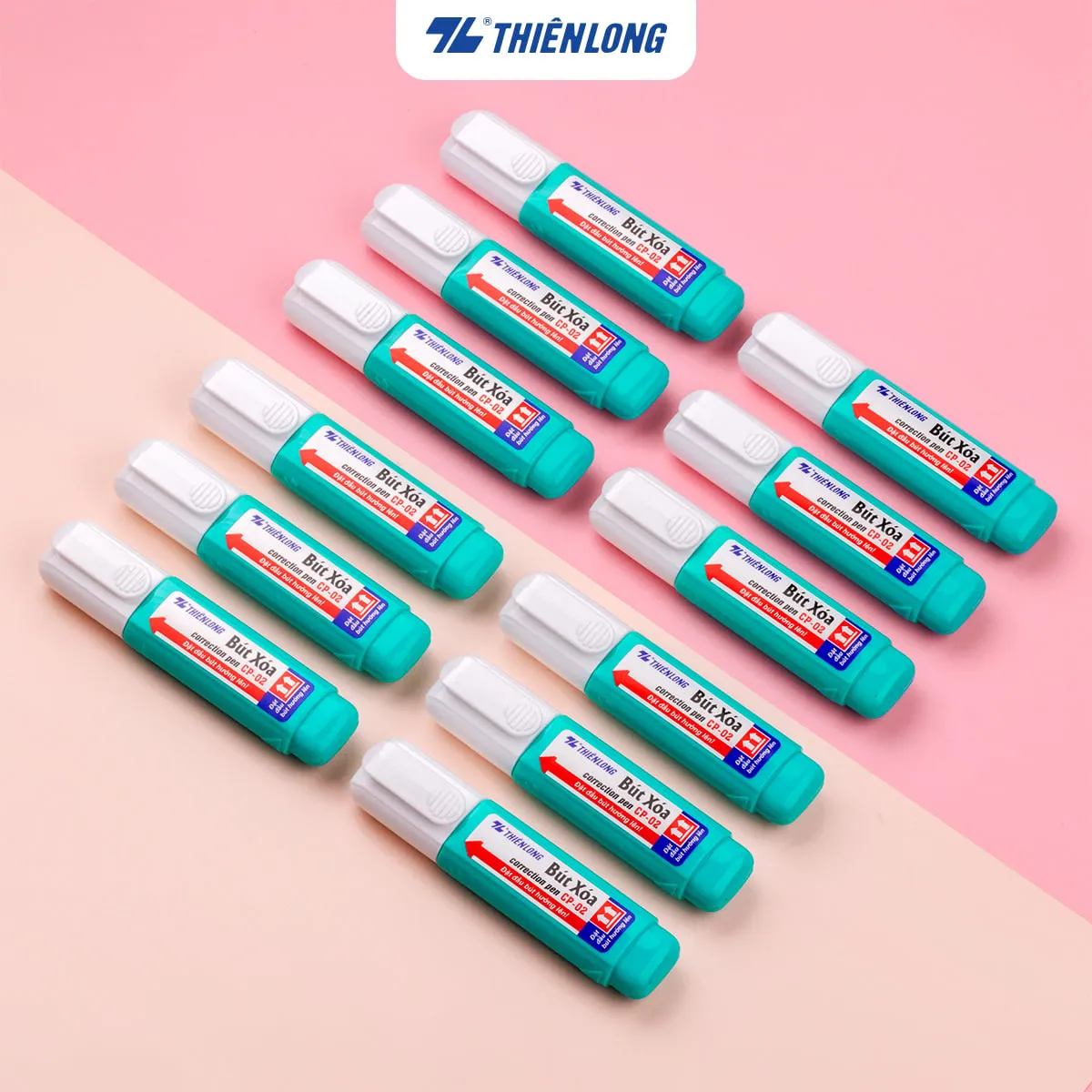 Nhóm nhiều bút xóa Thiên Long CP-02 màu xanh lá sắp xếp đều nhau trên nền hồng nhạt