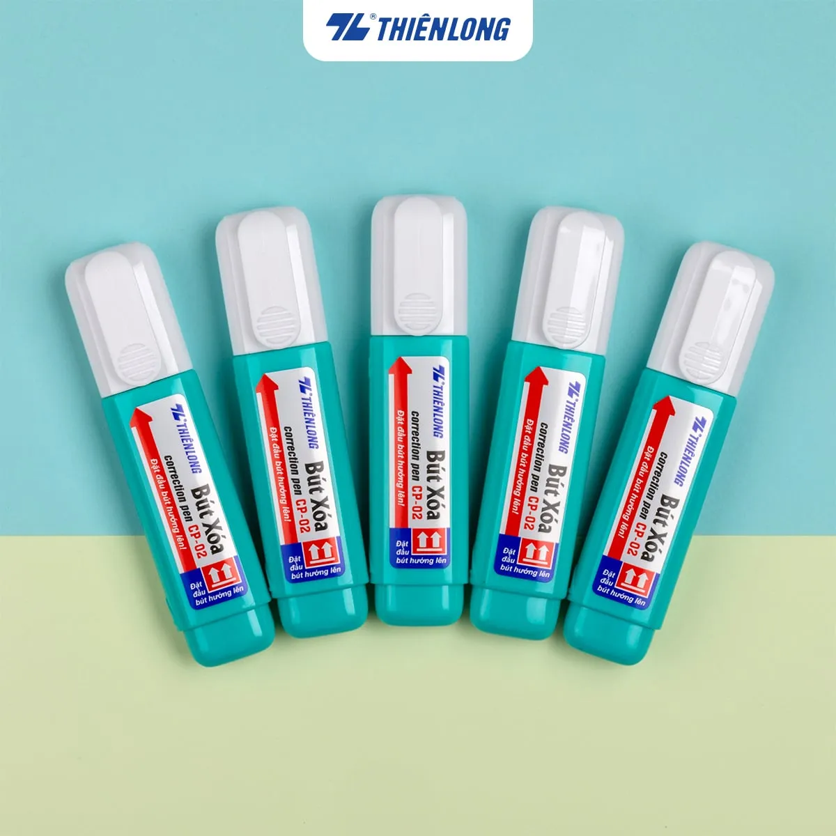 Năm cây bút xóa Thiên Long CP-02 màu xanh lá với nắp trắng đặt cạnh nhau trên nền xanh pastel.