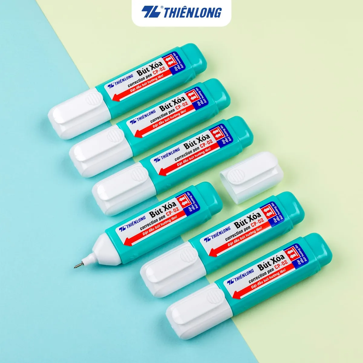 Bút xóa thiên long CP-02 màu xanh lá được xếp thành hàng trên nền màu pastel nhẹ nhàng.