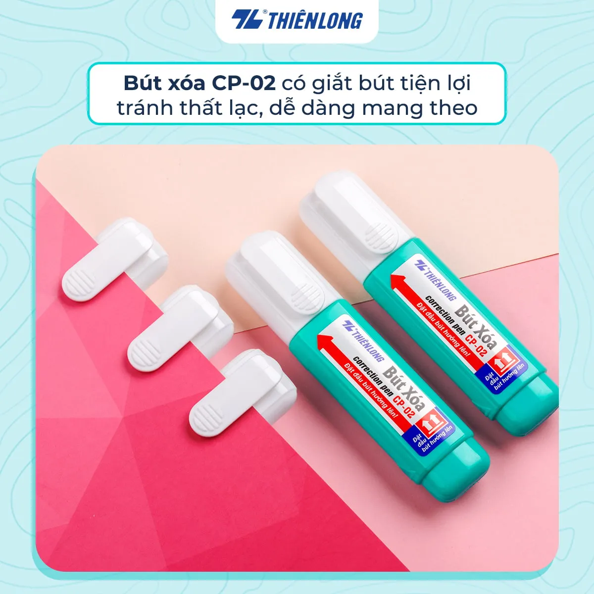 Hai cây bút xóa Thiên Long CP-02 màu xanh lá với thiết kế giắt bút tiện lợi trên nền hồng pastel.