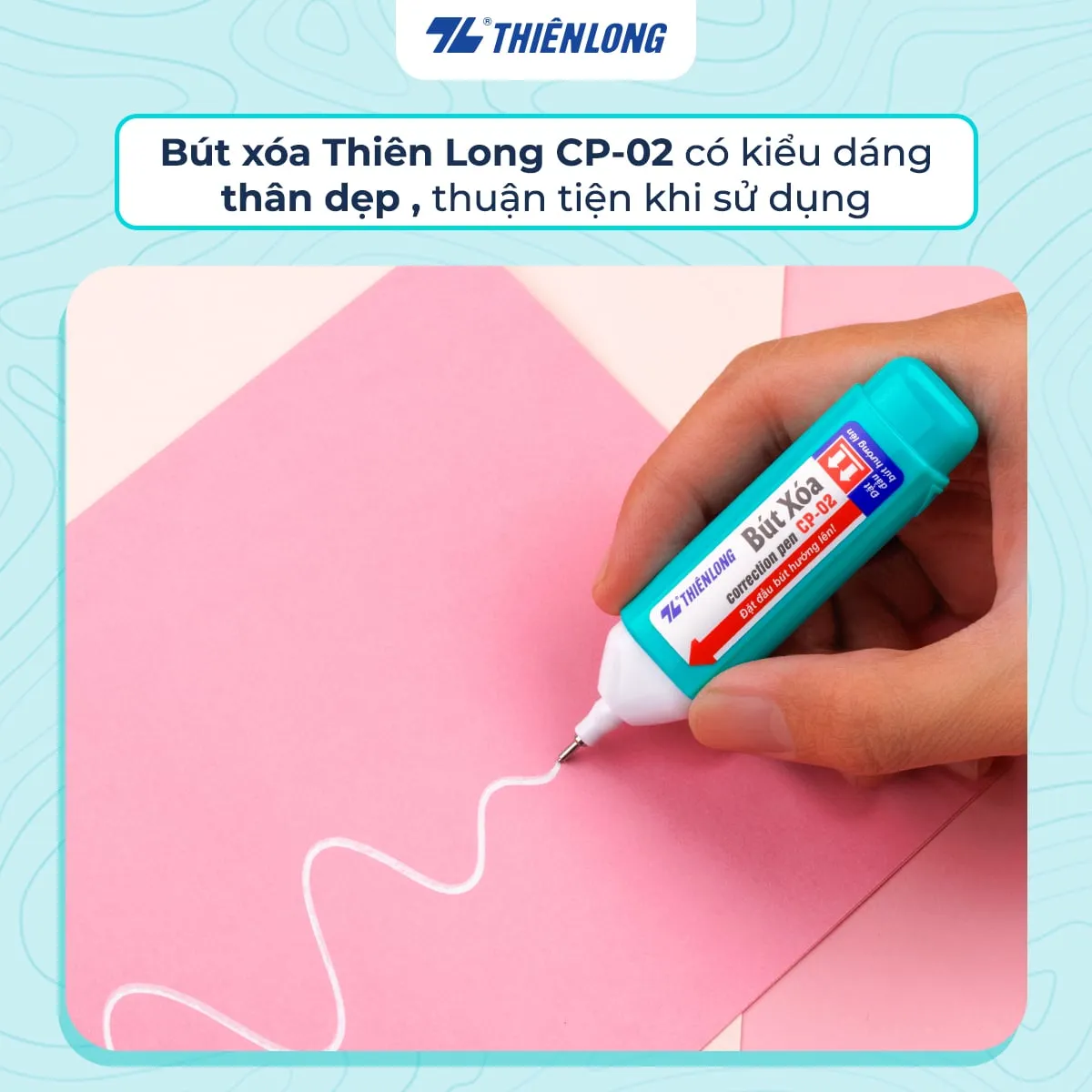 Tay người đang dùng bút xóa Thiên Long CP-02 thân dẹp màu xanh để vẽ đường nét trắng trên tờ giấy hồng.
