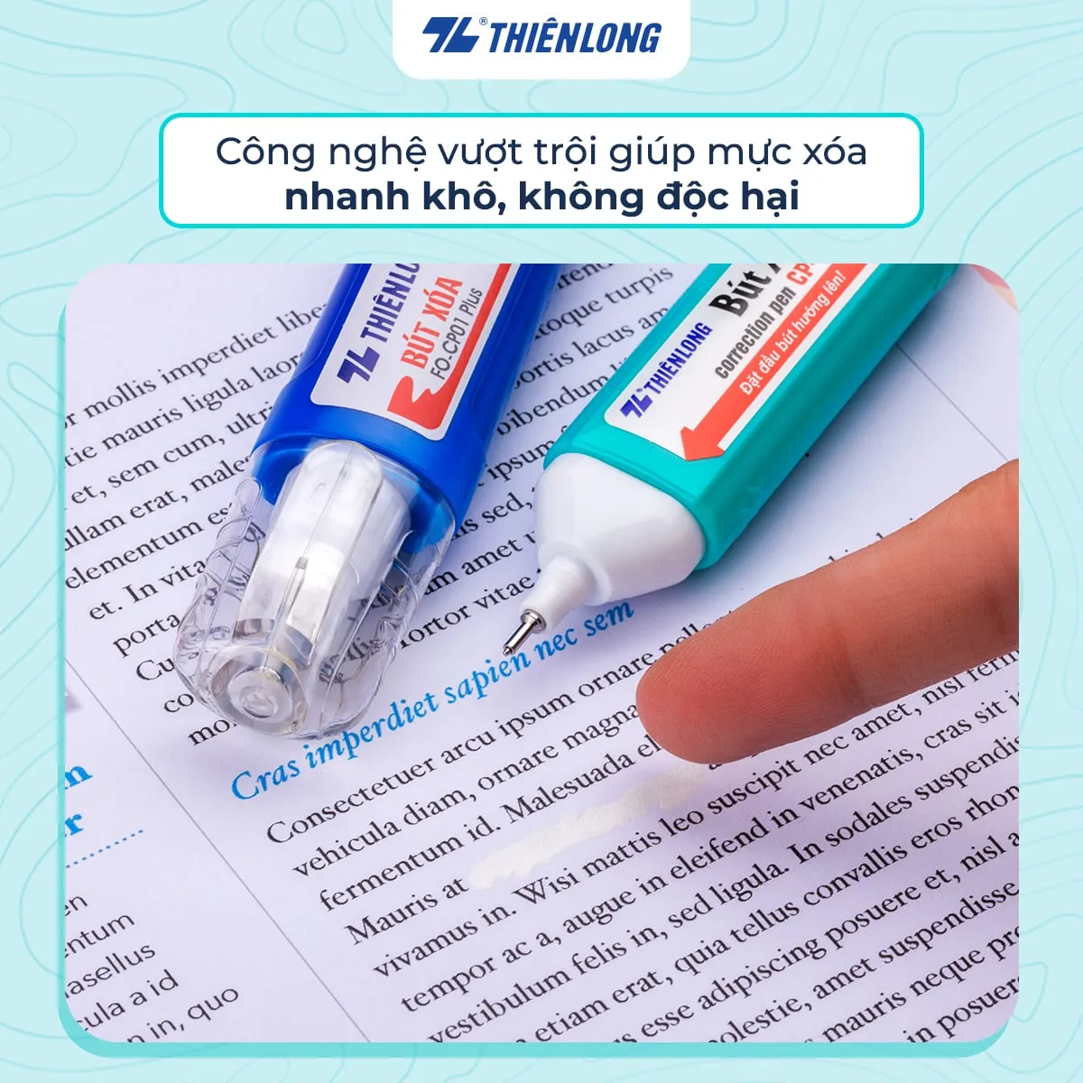 Tay người đang dùng bút xóa Thiên Long để che lỗi chính tả trên văn bản với công nghệ mực nhanh khô.