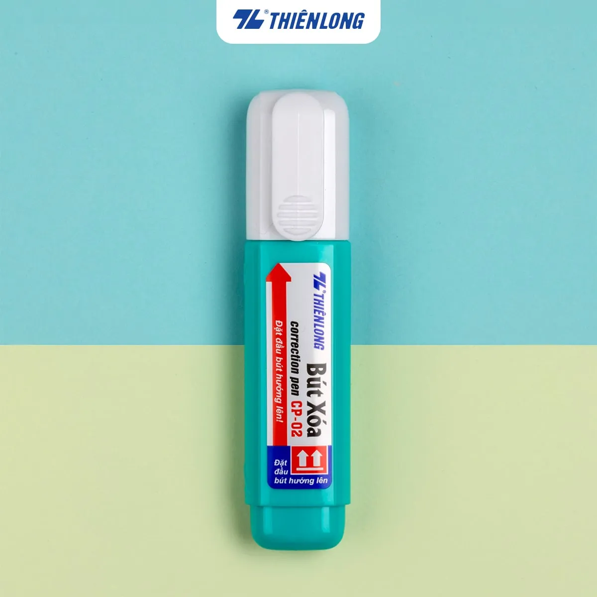 Bút xóa Thiên Long CP-02 màu xanh lá với thiết kế nắp trắng trên nền hai màu vàng xanh.