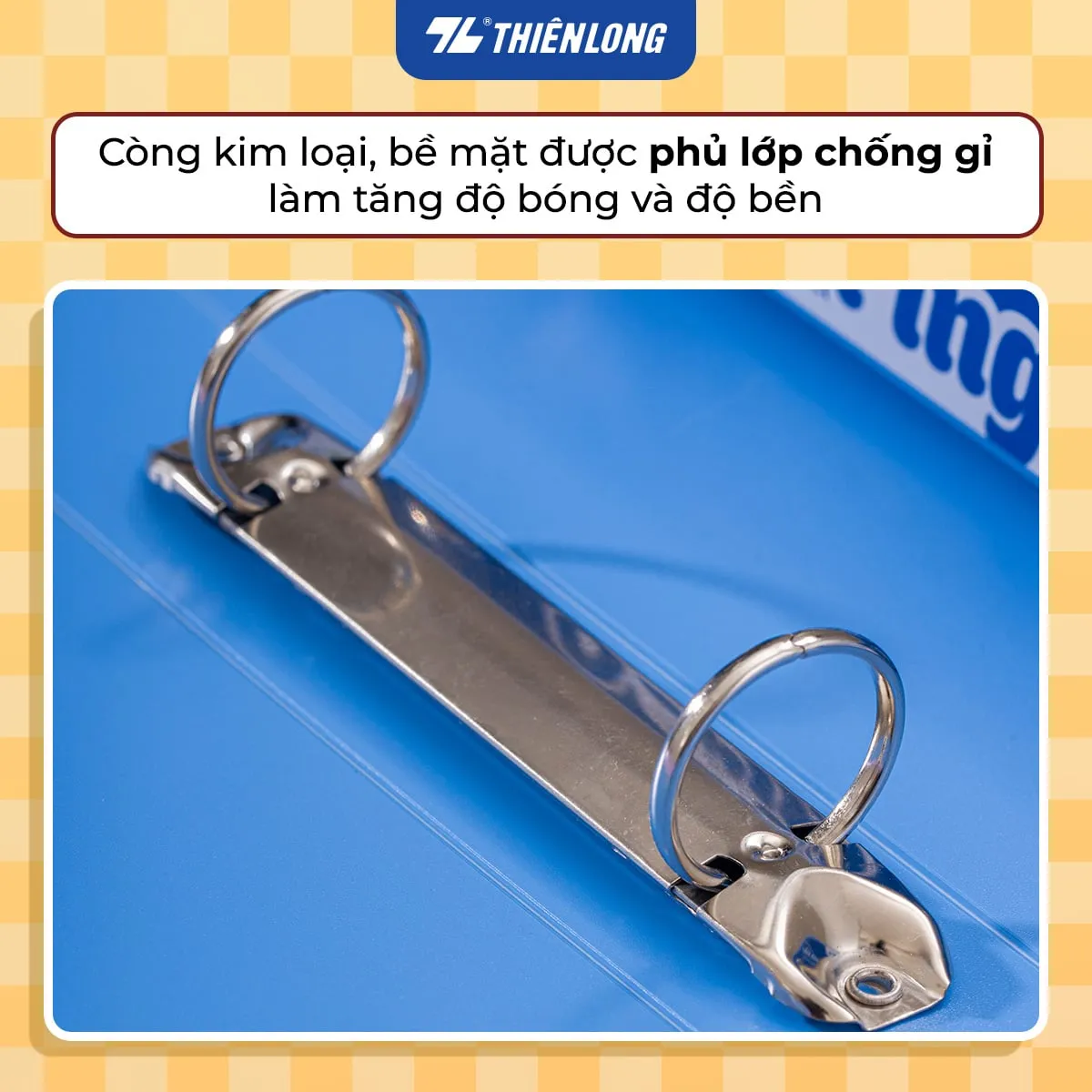 Còng kim loại chống gỉ sáng bóng trên bìa nhẫn Thiên Long giúp tăng độ bền cho tài liệu.