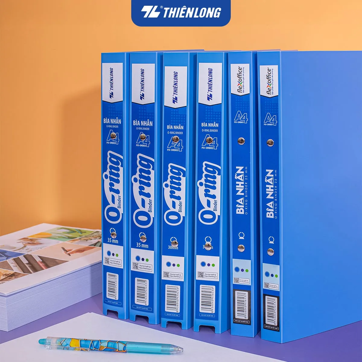 Các loại bìa nhẫn thiên long khổ A4 với độ dày khác nhau xếp thành hàng trên bàn