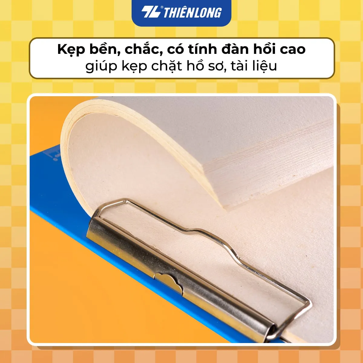Cận cảnh kẹp kim loại bền chắc trên bìa trình ký đơn flexoffice giúp giữ chặt xấp tài liệu