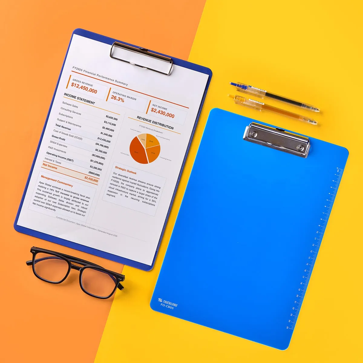 bìa trình ký đơn flexoffice màu xanh kẹp tài liệu báo cáo tài chính cùng bút viết và kính cận trên nền vàng cam.