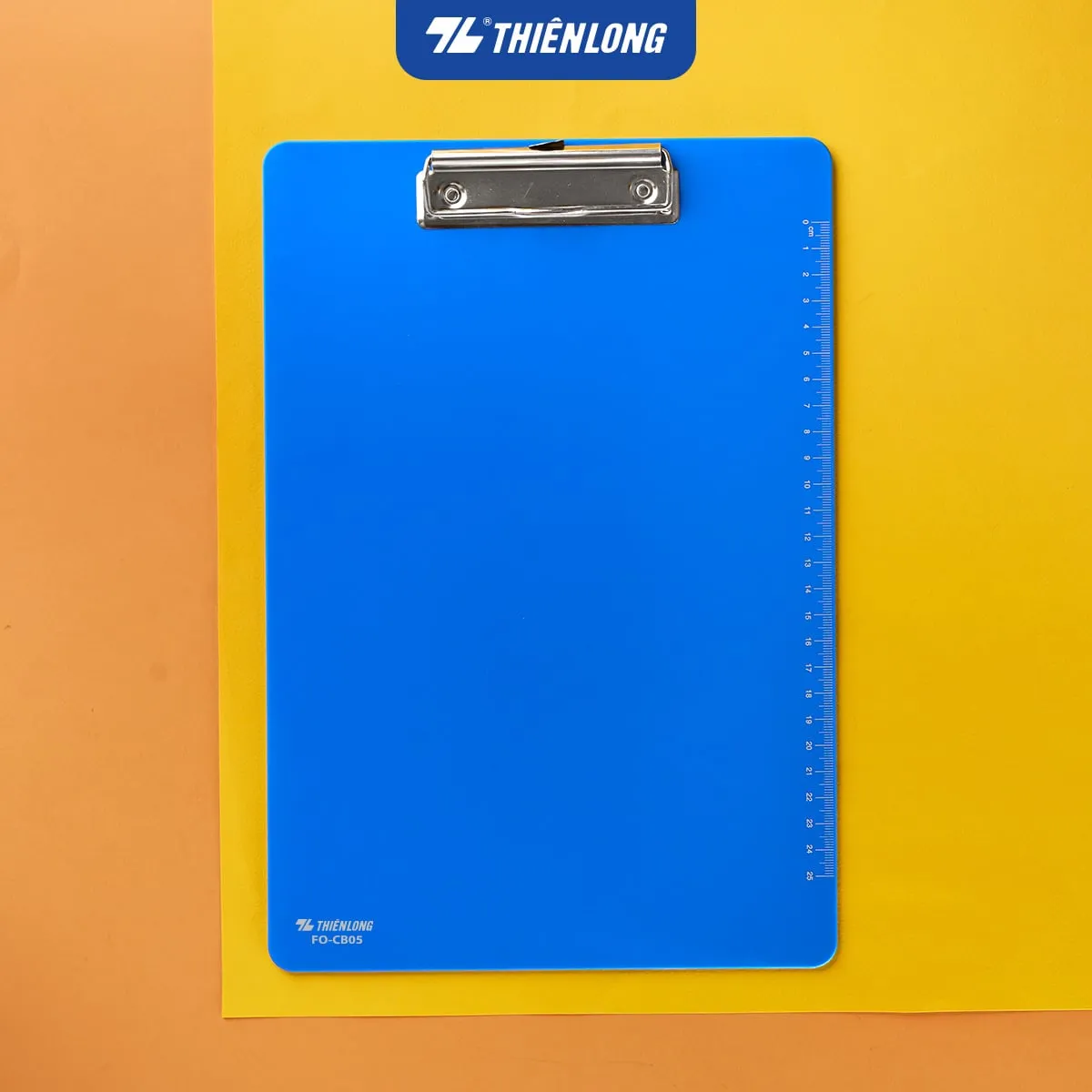 Bìa trình ký đơn Flexoffice FO-CB05 màu xanh dương có thước đo bên cạnh đặt trên nền vàng