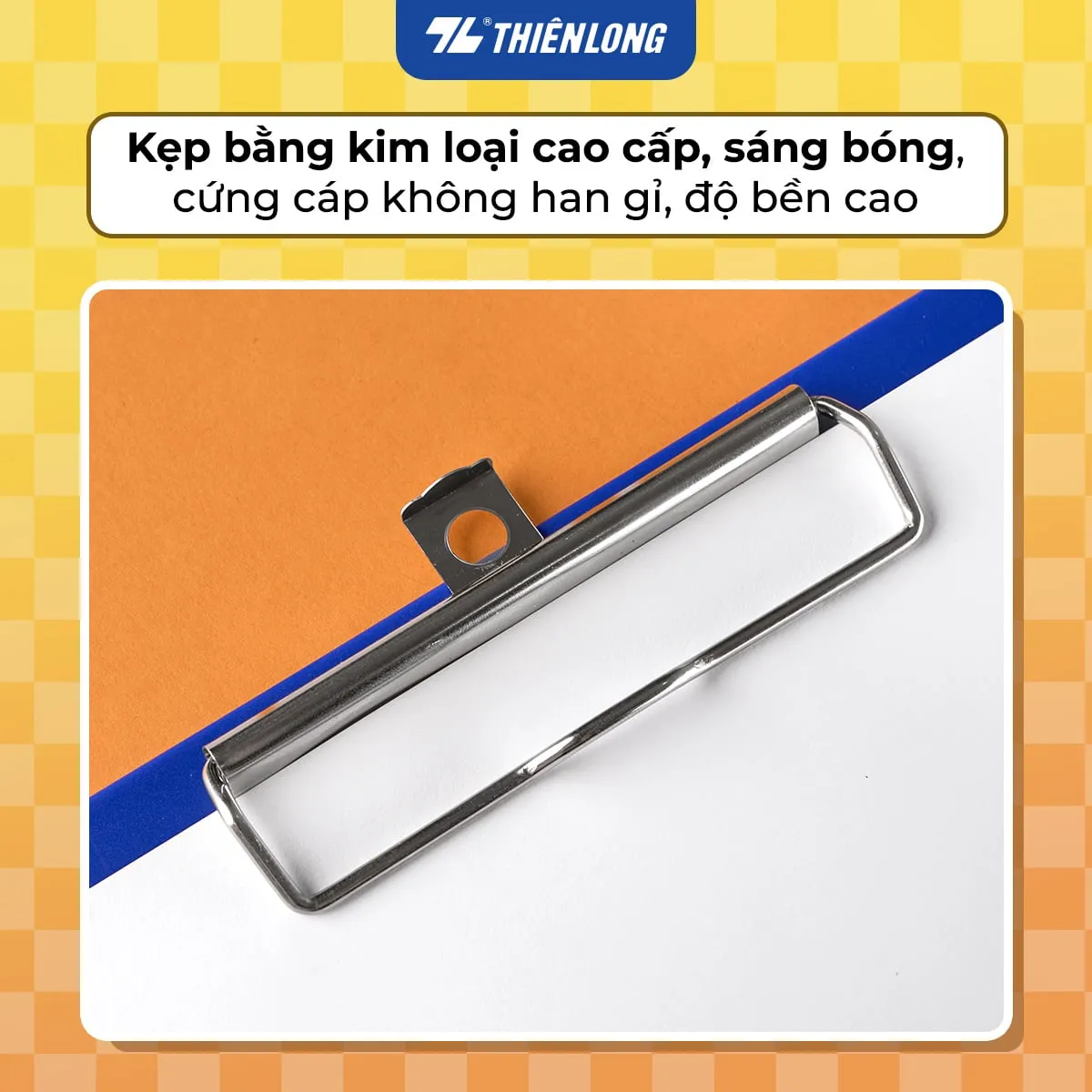 Cận cảnh kẹp kim loại sáng bóng, bền chắc trên bìa trình ký đơn Flexoffice