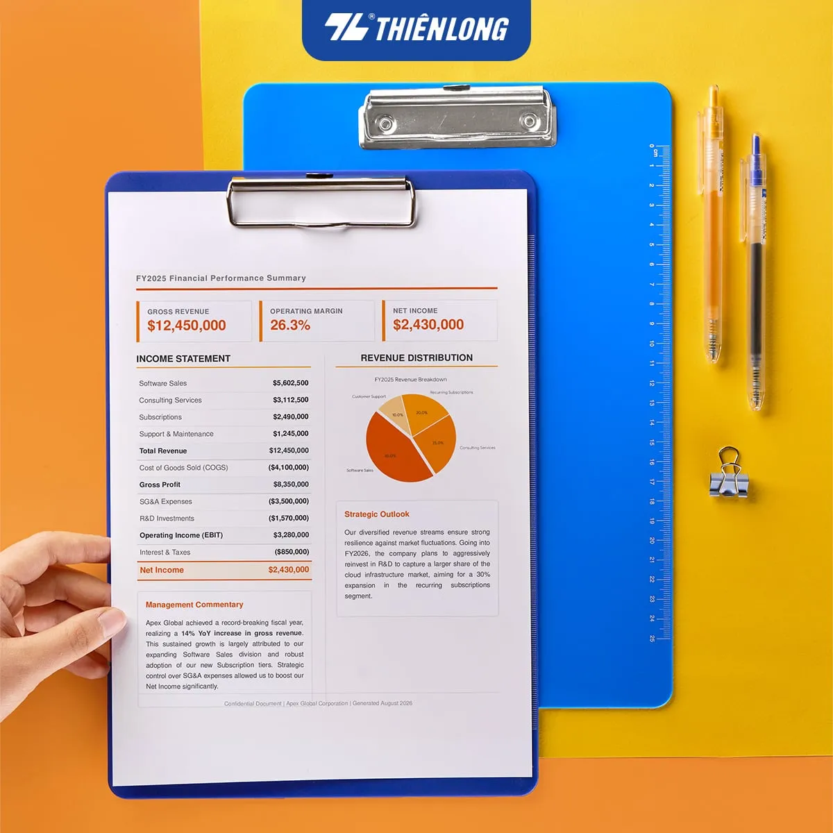 Tay người cầm bìa trình ký đơn Flexoffice kẹp tài liệu báo cáo tài chính trên nền vàng