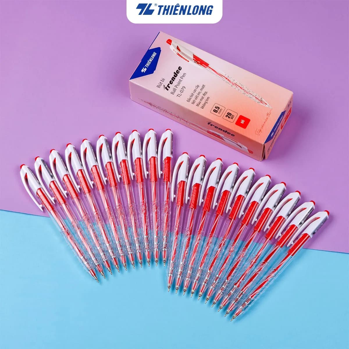 Hộp bút bi Thiên Long TL-079 ngòi 0.5mm màu đỏ và các cây bút cùng loại xếp xòe trên nền tím và xanh dương
