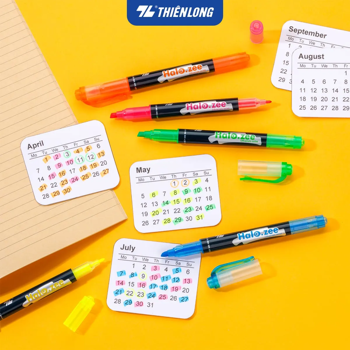 Các loại bút dạ quang Thiên Long Halo.zee nhiều màu sắc đặt cạnh những tờ lịch ghi chú trên nền vàng