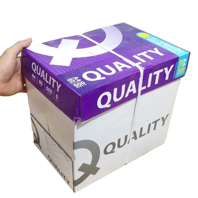 Tay người cầm thùng giấy A4 Quality thương hiệu Double A loại 80gsm với 500 tờ mỗi ram