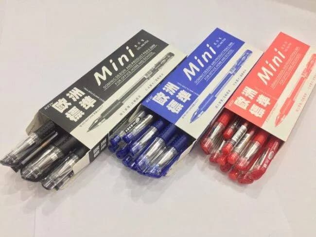 Ba hộp bút gel mini với ba màu mực đen, xanh và đỏ đặt cạnh nhau