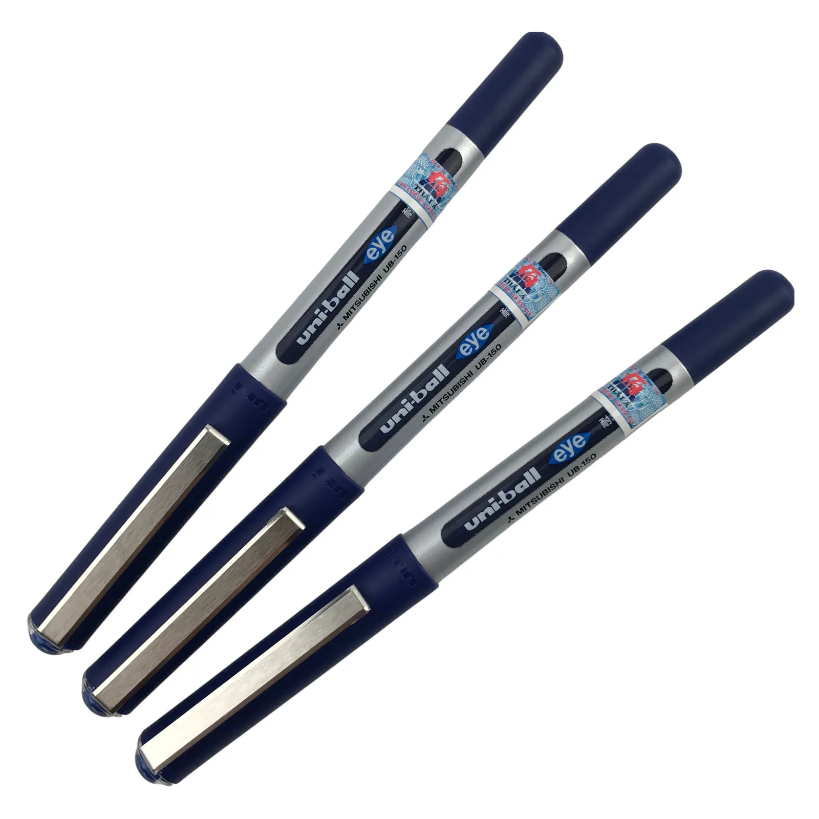 Ba chiếc bút lông kim uni UB-150 màu xanh dương xếp chéo nhau trên nền trắng