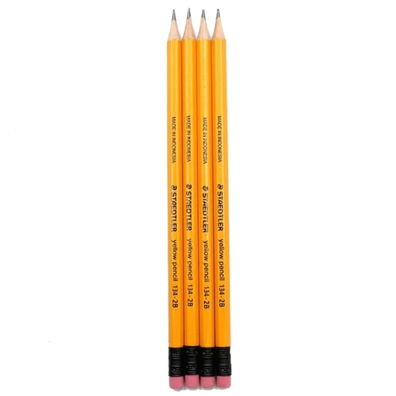 Bốn cây bút chì Staedtler 134 2B thân vàng có gắn sẵn tẩy ở đuôi đặt cạnh nhau