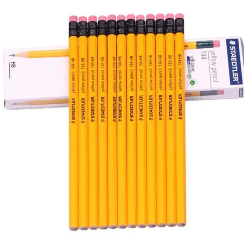 Hộp bút chì Staedtler 134 HB màu vàng có đầu tẩy xếp hàng dọc ngăn nắp.