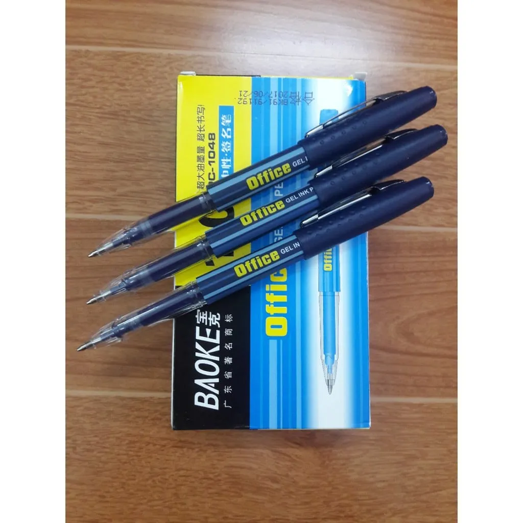 bút bi nước baoke PC-1048 ngòi 1.0mm màu xanh đặt trên hộp đựng sản phẩm với thiết kế chuyên nghiệp.