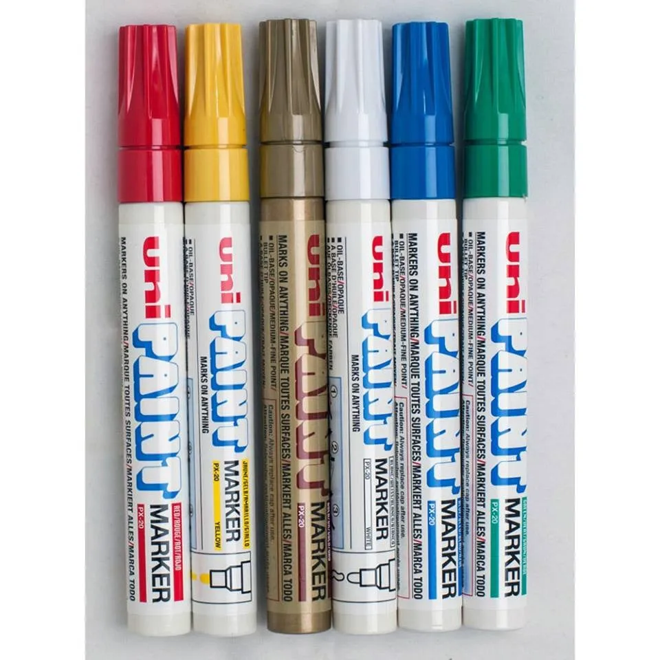 Bút sơn uni PX-20 nhiều màu sắc tươi sáng, thân bút trắng với ngòi tròn cỡ nét 2.2-2.8mm dùng viết trên mọi bề mặt.