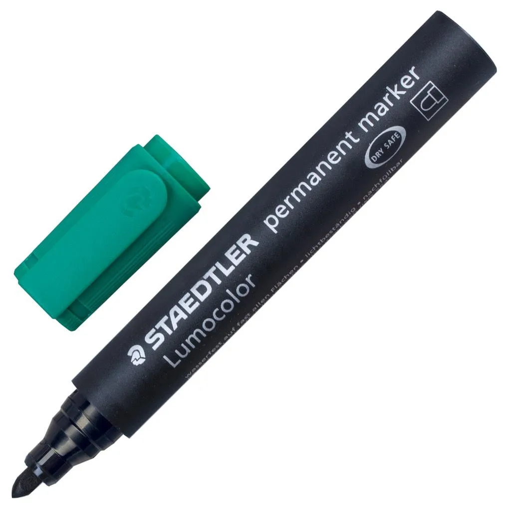 Bút dạ dầu Staedtler Lumocolor màu xanh lá cây với thân đen và nắp rời đặt bên cạnh trên nền trắng.