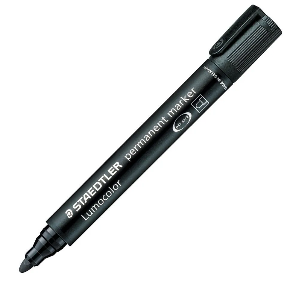 Bút dạ dầu Staedtler Lumocolor màu đen với thiết kế chuyên nghiệp, độ bền cao.
