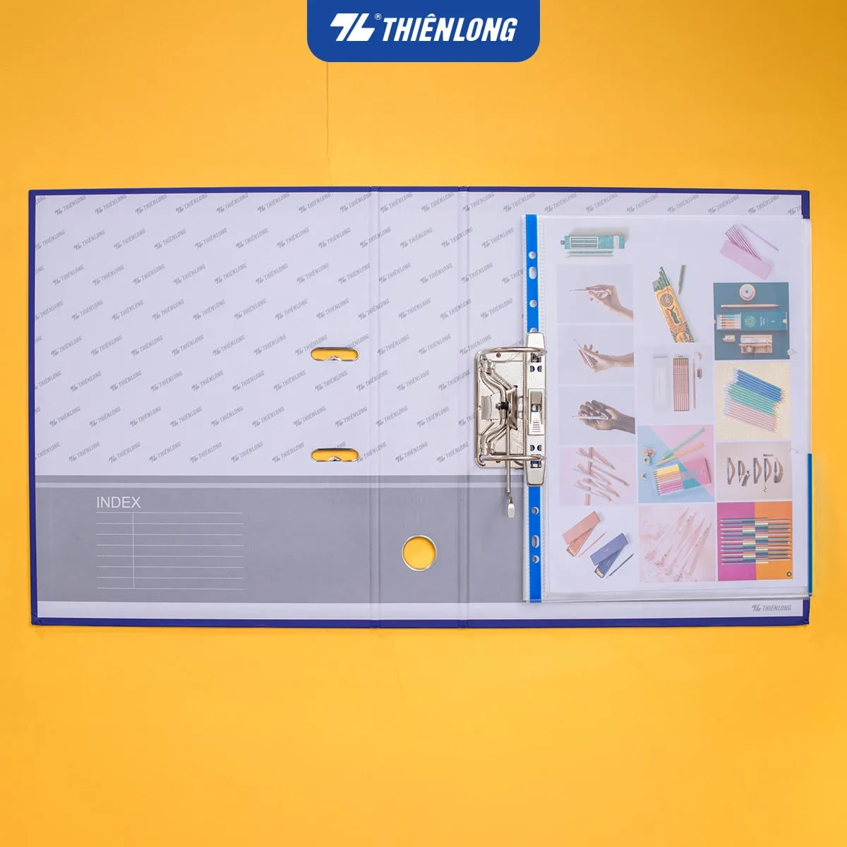 File còng bật Flexoffice với bìa họa tiết Thiên Long đang mở, bên trong chứa các trang tài liệu minh họa bút chì.