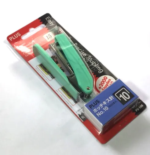 Bấm kim Plus PS-10E màu xanh lá kèm hộp ghim số 10 trong bao bì vỉ nhựa trên nền trắng