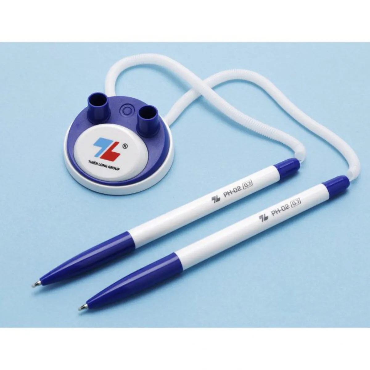 bút cắm bàn đôi Thiên Long PH-02 có thiết kế hai bút bi đi kèm đế cắm tiện lợi, kiểu dáng hiện đại và nhỏ gọn.