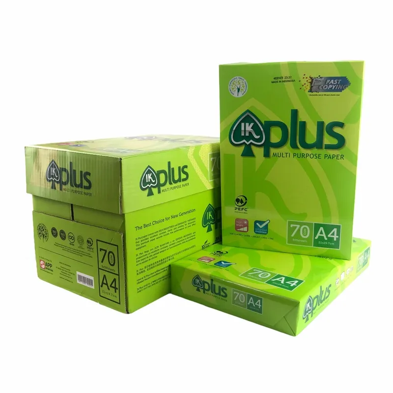 Giấy ik plus 70 gsm khổ A4 được đóng gói thành các thùng và ram giấy màu xanh lá cây đặc trưng.
