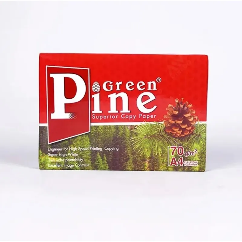 giấy a4 green pine 70gsm định lượng cao, bề mặt trắng mịn, thiết kế hộp màu đỏ in hình quả thông đặc trưng.