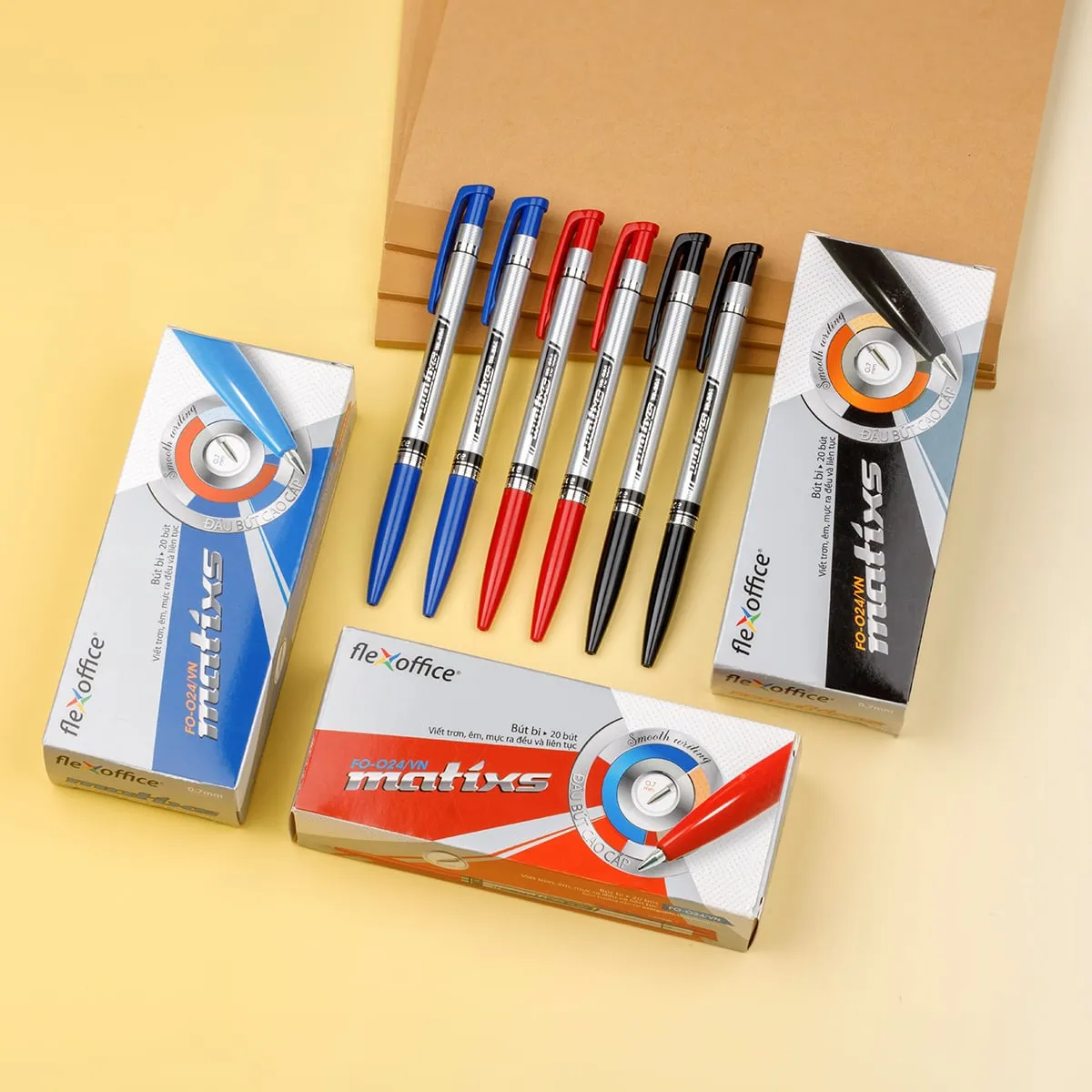 Bút bi flexoffice FO-024 0.7mm dòng Matixs với nhiều hộp màu sắc và các cây bút xanh, đỏ, đen được sắp xếp đẹp mắt.