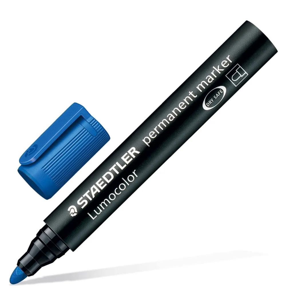 bút dạ dầu staedtler Lumocolor màu xanh dương với ngòi tròn và nắp rời đặt bên cạnh trên nền trắng