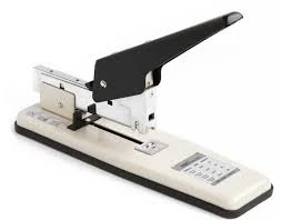 Dập ghim Deli 80 tờ - 0390